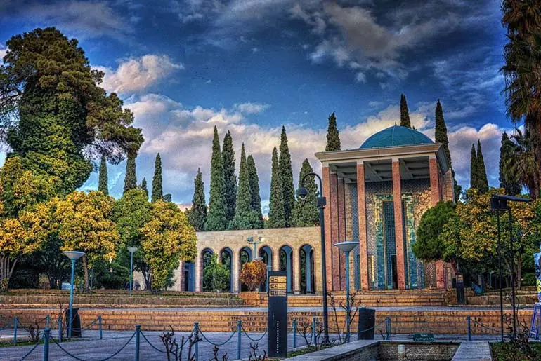 تجربه‌های محلی شیراز (رستوران، بازار، صنایع دستی) و راهنمای اقامت در نزدیکی اماکن تاریخی