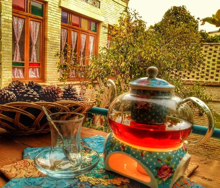 تجربه‌های محلی شیراز (رستوران، بازار، صنایع دستی) و راهنمای اقامت در نزدیکی اماکن تاریخی