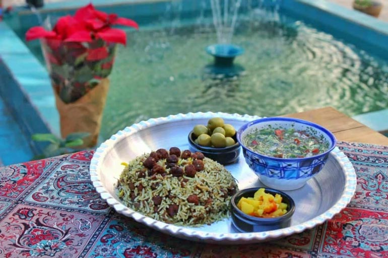 تجربه‌های محلی شیراز (رستوران، بازار، صنایع دستی) و راهنمای اقامت در نزدیکی اماکن تاریخی