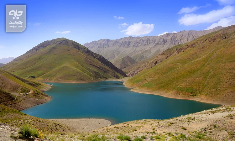 دریاچه تار در شهرستان دماوند با آب فیروزه‌ای میان تپه‌های بدون درخت