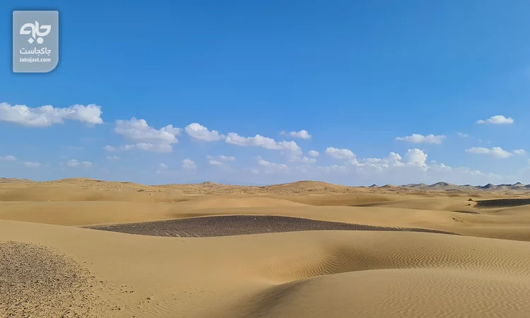 تپه‌های شنی کویر مرنجاب زیر آسمان آبی در شمال آران و بیدگل