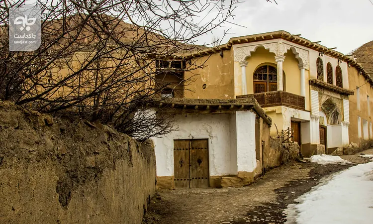 خانه تاریخی نیما یوشیج در روستای یوش بلده با ایوان چوبی و دیوار کاه‌گلی